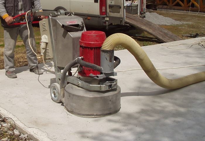 Jedna z možností úprav vyzrálého betonu: broušení diamantovým kotoučem. Jedna z možností úprav vyzrálého betonu: broušení diamantovým kotoučem.