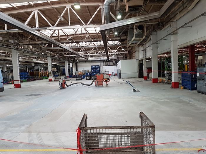 Odstraňování cementového mléka na mladém betonu pomocí otryskání kuličkami strojem s magnetickým sběračem. Odstraňování cementového mléka na mladém betonu pomocí otryskání kuličkami strojem s magnetickým sběračem.