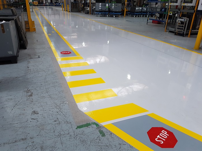 Před a po: vpravo zrekonstruovaná podlaha s použitím epoxidu EPOSTYL ze SPOLCHEMIE Epoxy_flooring_SPOLCHEMIE